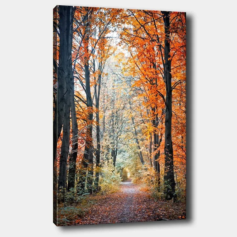 Lærred 70x100 cm - Smuk skovsti omgivet af efterårsfarver og træer med gyldne og orange blade, Orange / Guld / Grøn