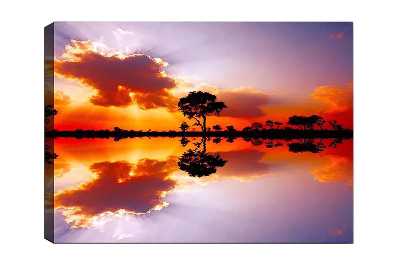 Lærred 70x100 cm - Smuk solnedgang med silhuetter af træer spejlet i en stille vandoverflade, Orange / Lilla / Sort