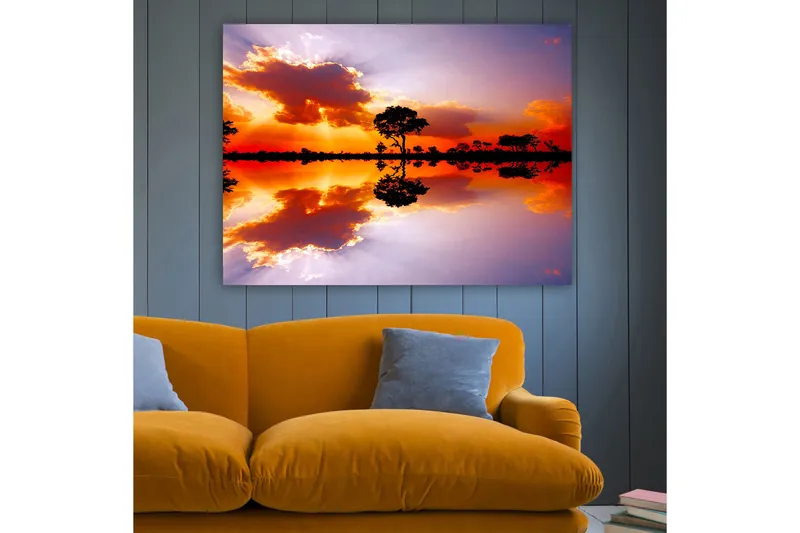 Lærred 70x100 cm - Smuk solnedgang med silhuetter af træer spejlet i en stille vandoverflade - Orange / Lilla / Sort - Boligtilbehør - Billeder & kunst - Billeder på lærred