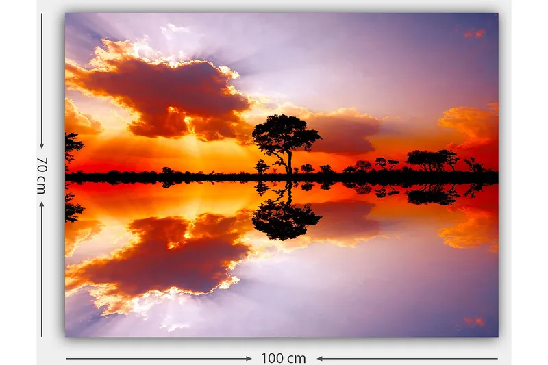 Lærred 70x100 cm - Smuk solnedgang med silhuetter af træer spejlet i en stille vandoverflade - Orange / Lilla / Sort - Boligtilbehør - Billeder & kunst - Billeder på lærred