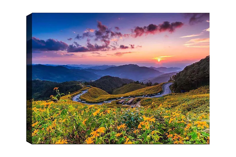 Lærred 70x100 cm - Smuk solnedgang over en blomstrende dal med snoede veje og bjerge i baggrunden, Gul / Grøn / Blå