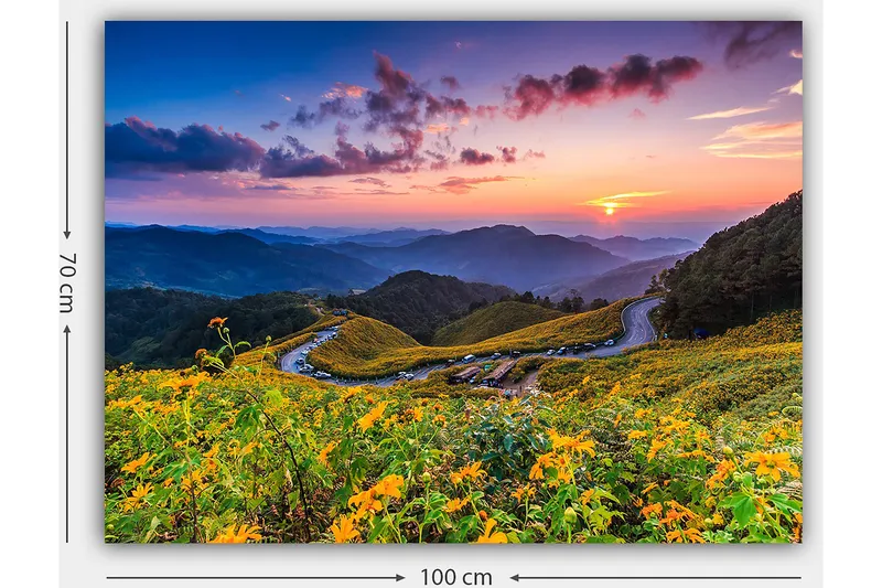 Lærred 70x100 cm - Smuk solnedgang over en blomstrende dal med snoede veje og bjerge i baggrunden - Gul / Grøn / Blå - Boligtilbehør - Billeder & kunst - Billeder på lærred