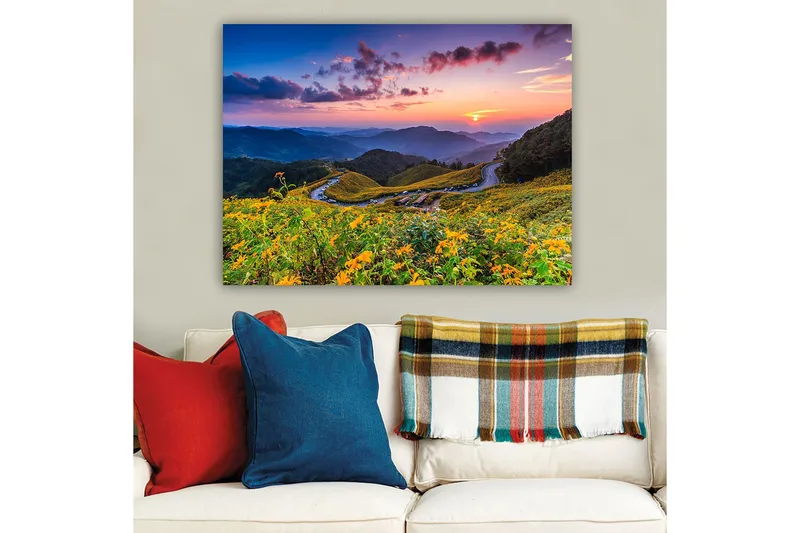 Lærred 70x100 cm - Smuk solnedgang over en blomstrende dal med snoede veje og bjerge i baggrunden - Gul / Grøn / Blå - Boligtilbehør - Billeder & kunst - Billeder på lærred