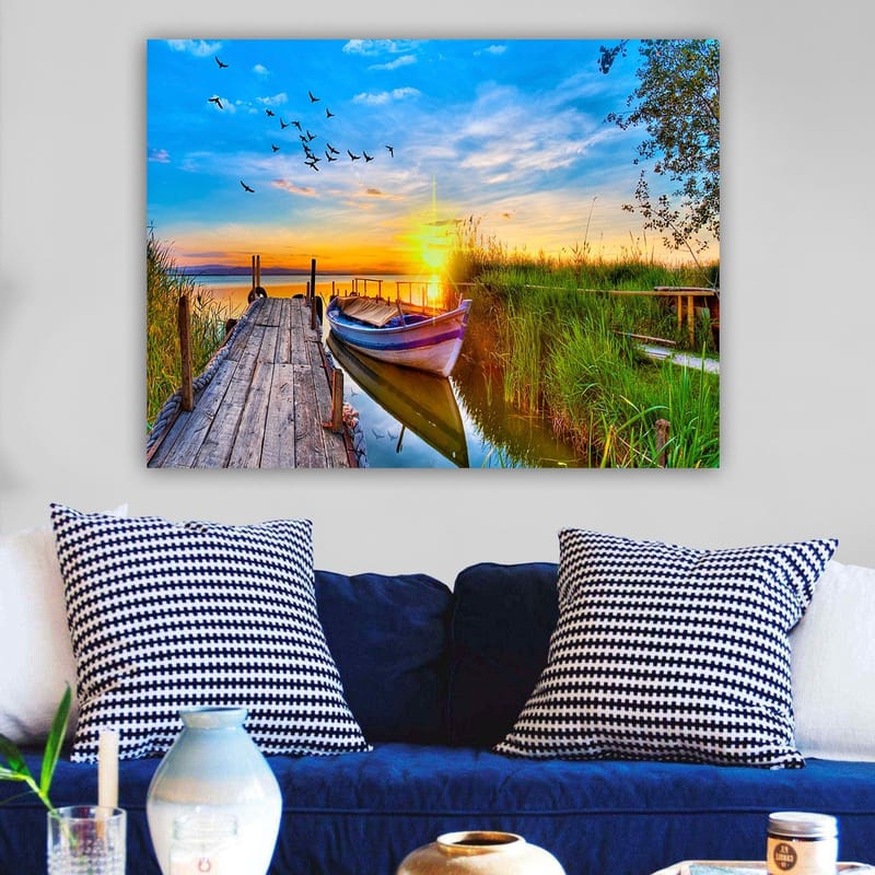 Lærred 70x100 cm - Smuk solnedgang over en rolig sø med en båd ved en træmole omgivet af grønne områder - Blå / Orange / Grøn - Boligtilbehør - Billeder & kunst - Billeder på lærred