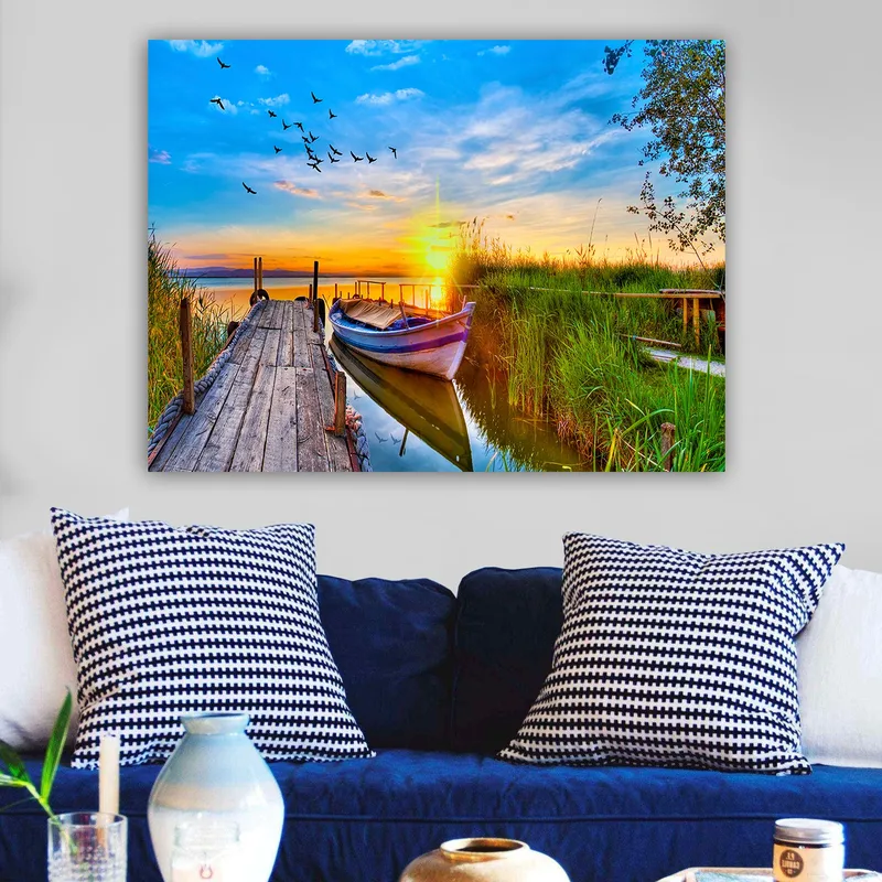 Lærred 70x100 cm - Smuk solnedgang over en rolig sø med en båd ved en træmole omgivet af grønne områder - Blå / Orange / Grøn - Boligtilbehør - Billeder & kunst - Billeder på lærred