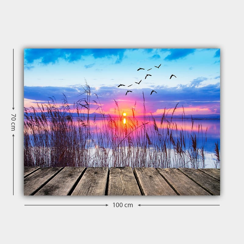 Lærred 70x100 cm - Smuk solnedgang over en spejlblank sø med fugle, der flyver over vandet - Blå / Orange / Lilla - Boligtilbehør - Billeder & kunst - Billeder på lærred