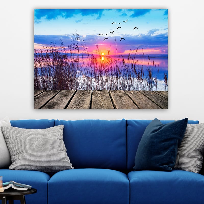 Lærred 70x100 cm - Smuk solnedgang over en spejlblank sø med fugle, der flyver over vandet - Blå / Orange / Lilla - Boligtilbehør - Billeder & kunst - Billeder på lærred