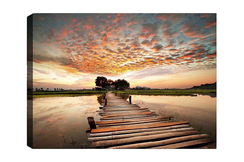 Lærred 70x100 cm - Smuk solnedgang over en træbro, der spænder over en spejlblank sø - Orange / Blå / Grøn - Boligtilbehør - Billeder & kunst - Billeder på lærred