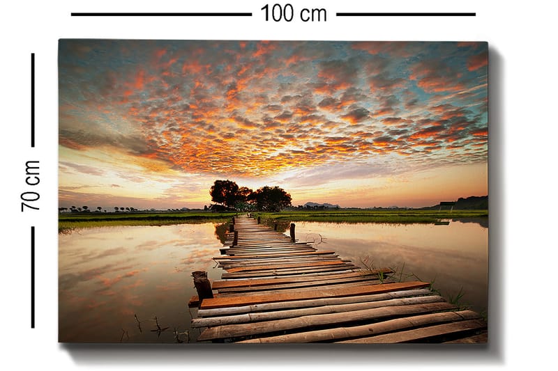 Lærred 70x100 cm - Smuk solnedgang over en træbro, der spænder over en spejlblank sø - Orange / Blå / Grøn - Boligtilbehør - Billeder & kunst - Billeder på lærred
