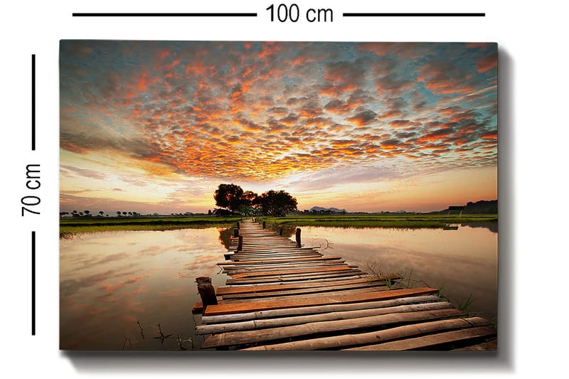 Lærred 70x100 cm - Smuk solnedgang over en træbro, der spænder over en spejlblank sø - Orange / Blå / Grøn - Boligtilbehør - Billeder & kunst - Billeder på lærred