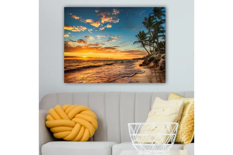 Lærred 70x100 cm - Smuk solnedgang på en strand med palmer og bløde bølger, der ruller ned over sandet, Orange / Blå / Beige