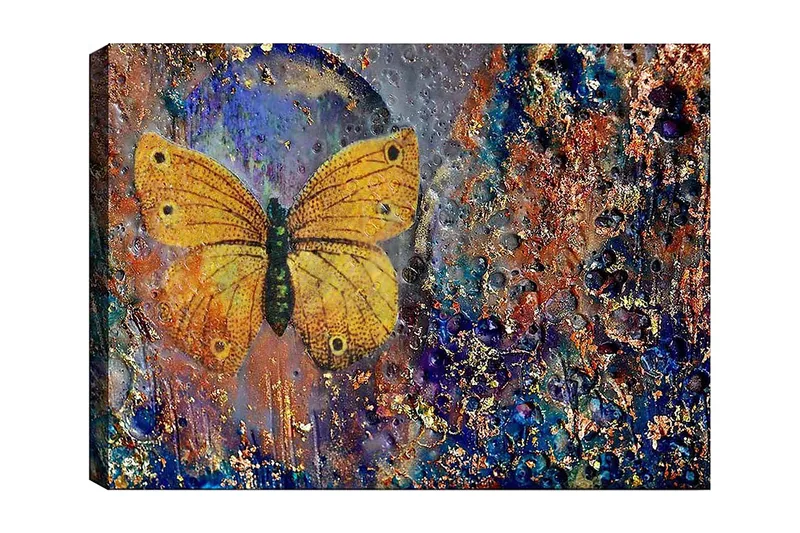 Lærred 70x100 cm - Smuk sommerfugl i gul svævende over en abstrakt baggrund med farverige detaljer, Gul / Blå / Brun