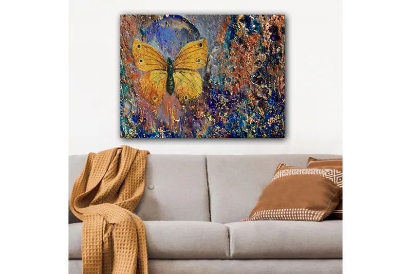 Lærred 70x100 cm - Smuk sommerfugl i gul svævende over en abstrakt baggrund med farverige detaljer - Gul / Blå / Brun - Boligtilbehør - Billeder & kunst - Billeder på lærred