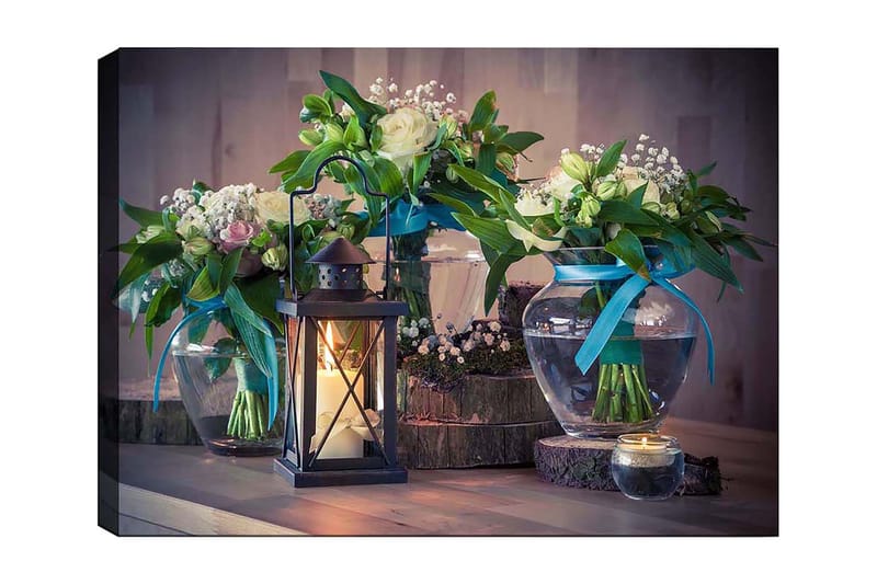 Lærred 70x100 cm - Smuk stilhed med blomster i glasvaser og en lanterne, der skaber en hyggelig atmosfære, Grøn / Hvid / Blå