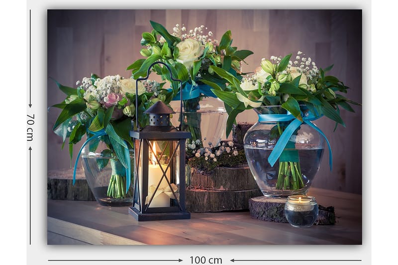 Lærred 70x100 cm - Smuk stilhed med blomster i glasvaser og en lanterne, der skaber en hyggelig atmosfære - Grøn / Hvid / Blå - Boligtilbehør - Billeder & kunst - Billeder på lærred