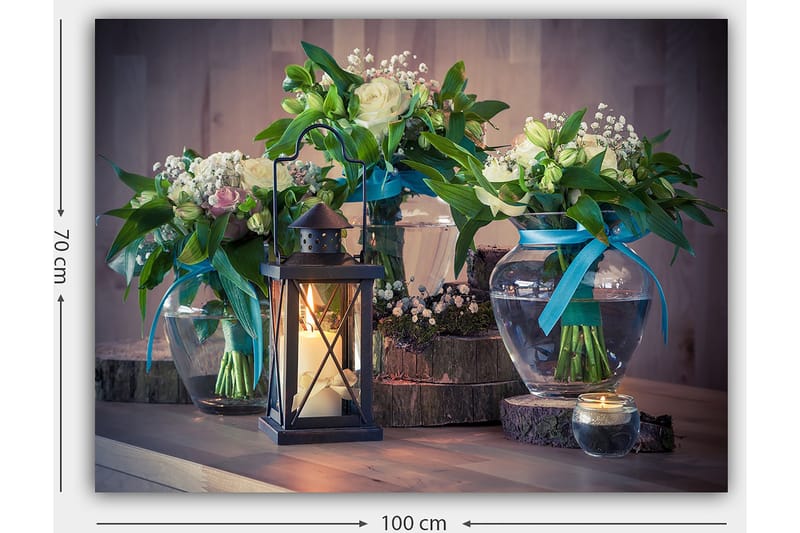 Lærred 70x100 cm - Smuk stilhed med blomster i glasvaser og en lanterne, der skaber en hyggelig atmosfære - Grøn / Hvid / Blå - Boligtilbehør - Billeder & kunst - Billeder på lærred
