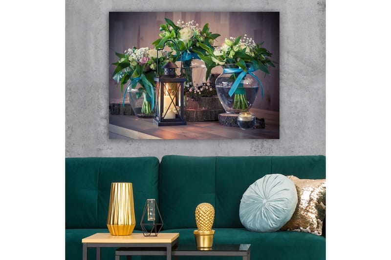 Lærred 70x100 cm - Smuk stilhed med blomster i glasvaser og en lanterne, der skaber en hyggelig atmosfære - Grøn / Hvid / Blå - Boligtilbehør - Billeder & kunst - Billeder på lærred
