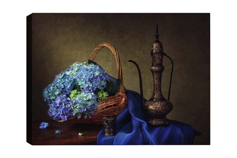 Lærred 70x100 cm - Smuk stilhed med en kurv fyldt med blå hortensiaer og en elegant metalkande, Blå / Grøn / Brun