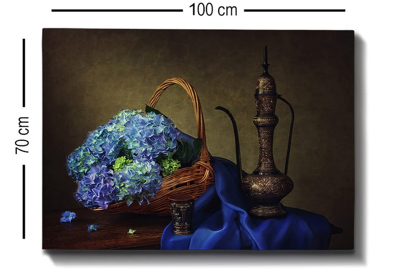 Lærred 70x100 cm - Smuk stilhed med en kurv fyldt med blå hortensiaer og en elegant metalkande - Blå / Grøn / Brun - Boligtilbehør - Billeder & kunst - Billeder på lærred
