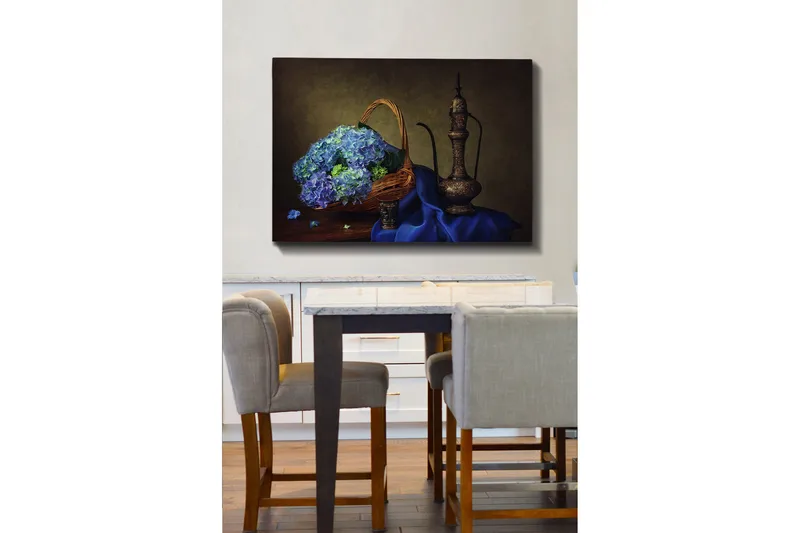 Lærred 70x100 cm - Smuk stilhed med en kurv fyldt med blå hortensiaer og en elegant metalkande - Blå / Grøn / Brun - Boligtilbehør - Billeder & kunst - Billeder på lærred