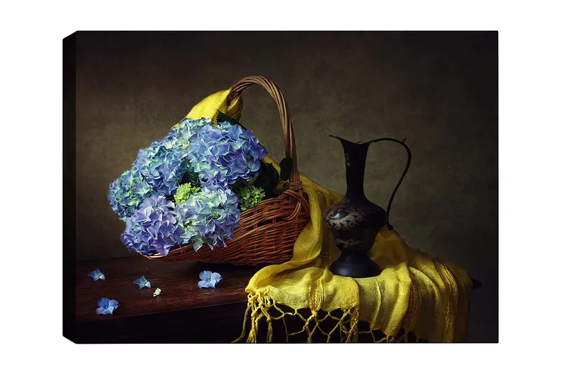 Lærred 70x100 cm - Smuk stilhed med en kurv fyldt med blå hortensiaer og en elegant sort kande, Blå / Gul / Grøn