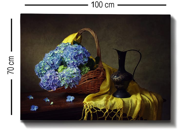 Lærred 70x100 cm - Smuk stilhed med en kurv fyldt med blå hortensiaer og en elegant sort kande - Blå / Gul / Grøn - Boligtilbehør - Billeder & kunst - Billeder på lærred