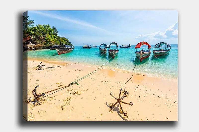Lærred 70x100 cm - Smuk strandscene med adskillige farverige både fortøjet ved en sandstrand, Turkis / Beige / Rød
