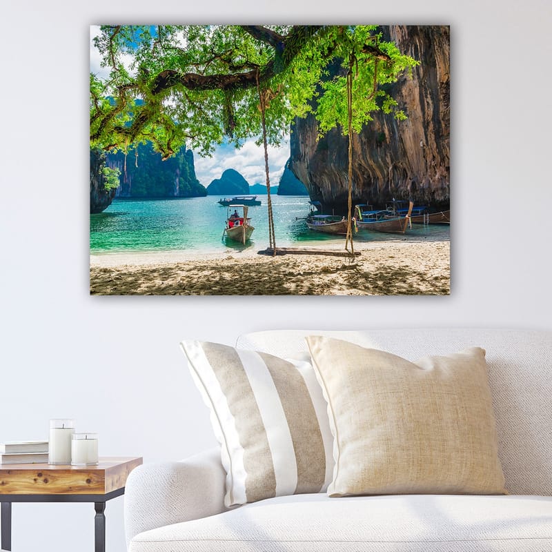 Lærred 70x100 cm - Smuk strandscene med både omgivet af klippeformationer og frodige træer, Grøn / Turkis / Brun