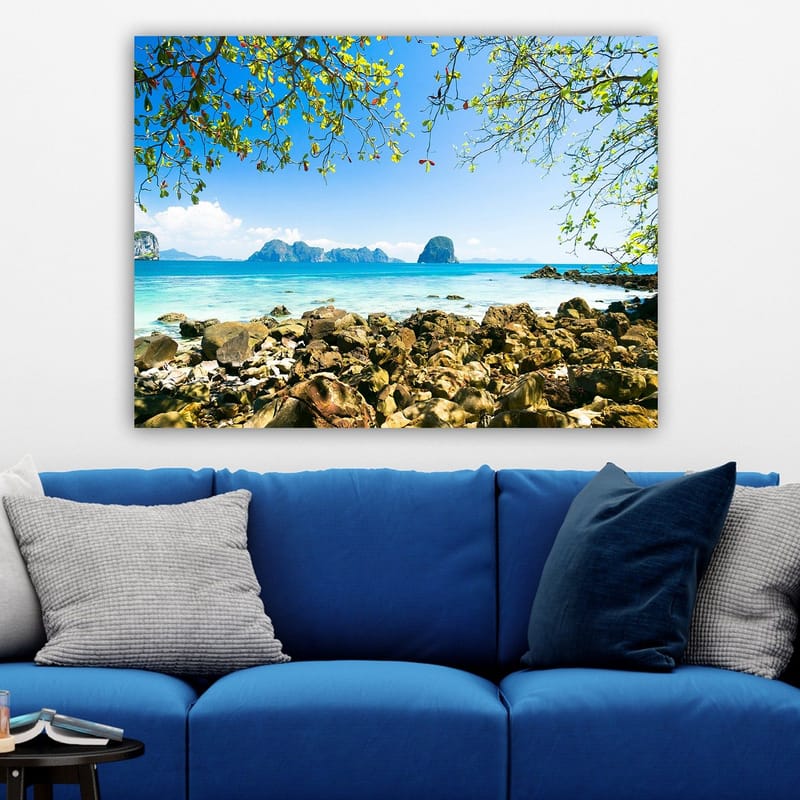 Lærred 70x100 cm - Smuk strandscene med klipper, klart turkisblåt vand og en blå himmel - Turkis / Blå / Grøn - Boligtilbehør - Billeder & kunst - Billeder på lærred