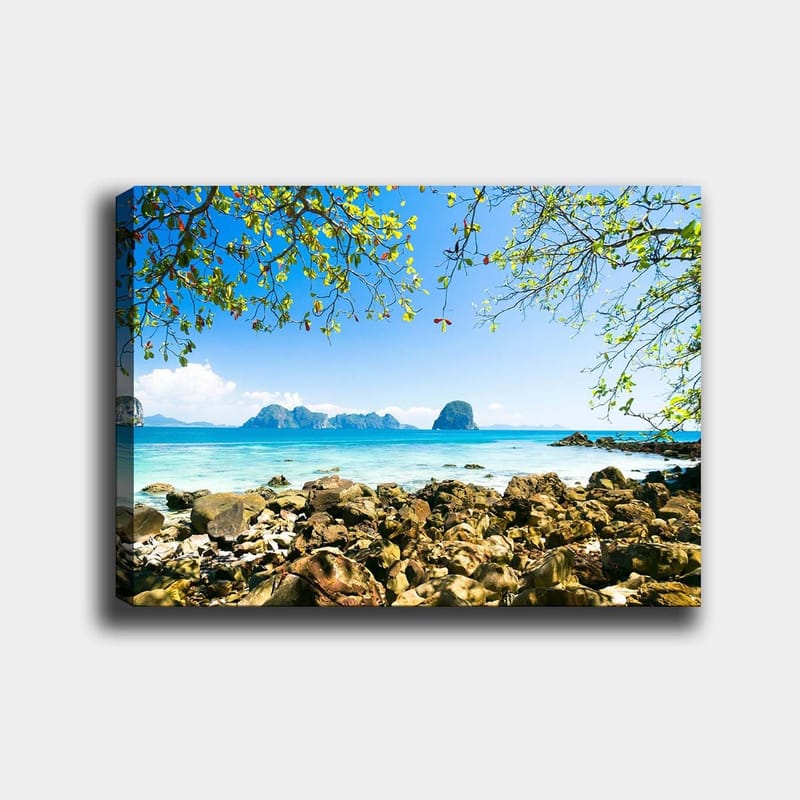 Lærred 70x100 cm - Smuk strandscene med klipper, klart turkisblåt vand og en blå himmel, Turkis / Blå / Grøn