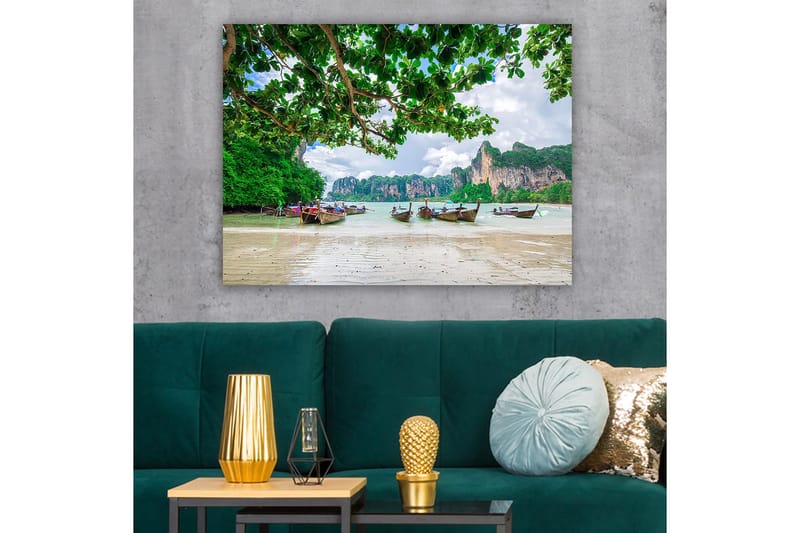 Lærred 70x100 cm - Smuk strandscene med traditionelle både liggende på kysten omgivet af frodige klipper og træer, Grøn / Blå / Beige