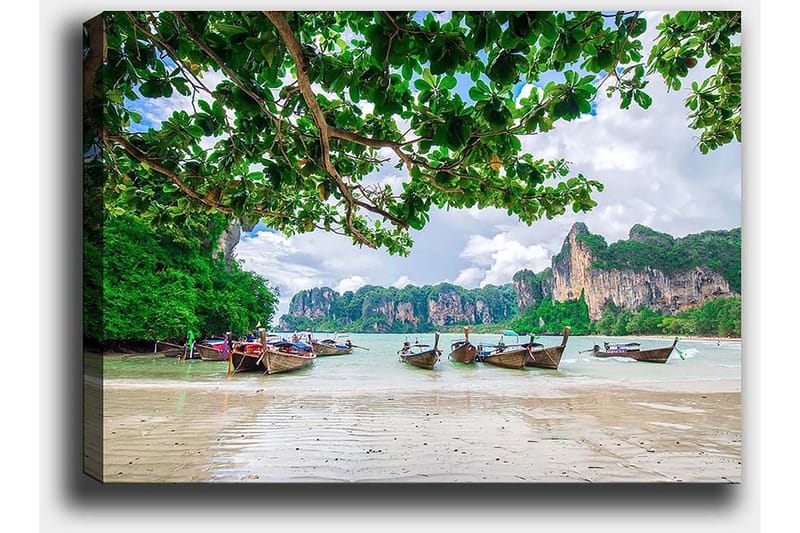 Lærred 70x100 cm - Smuk strandscene med traditionelle både liggende på kysten omgivet af frodige klipper og træer - Grøn / Blå / Beige - Boligtilbehør - Billeder & kunst - Billeder på lærred