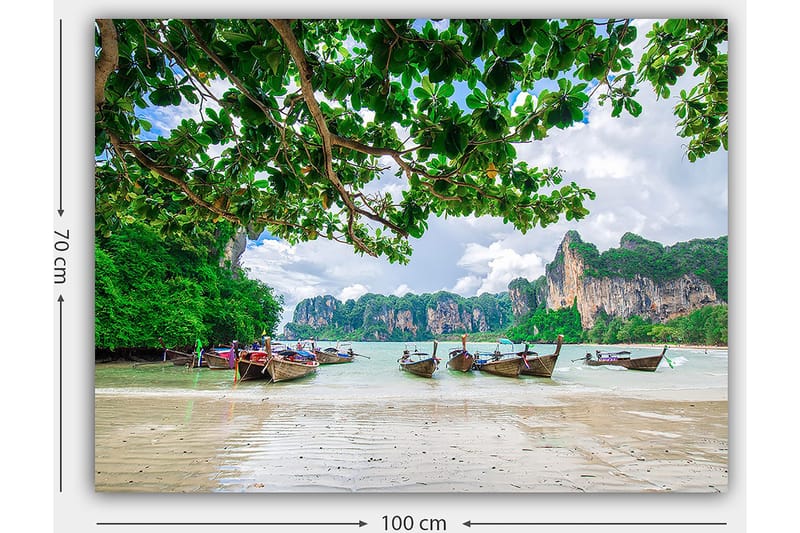 Lærred 70x100 cm - Smuk strandscene med traditionelle både liggende på kysten omgivet af frodige klipper og træer - Grøn / Blå / Beige - Boligtilbehør - Billeder & kunst - Billeder på lærred