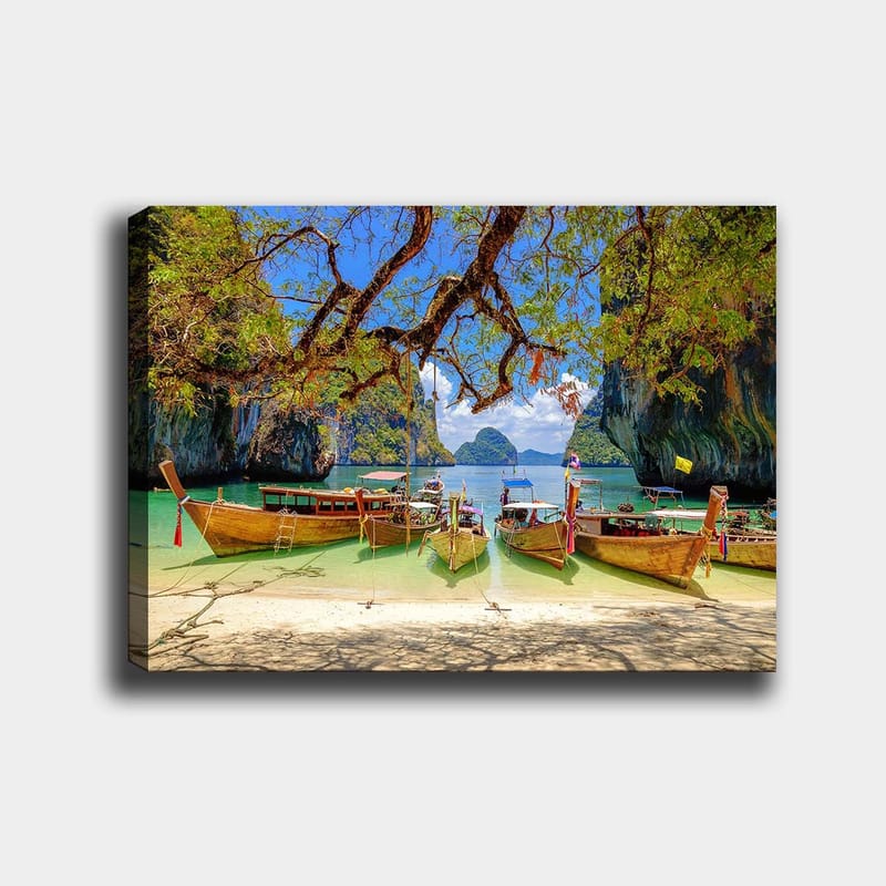Lærred 70x100 cm - Smuk strandscene med traditionelle thailandske både ved en klar, turkis lagune omgivet af majestætiske klipper og frodige træer, Turkis / Grøn / Blå