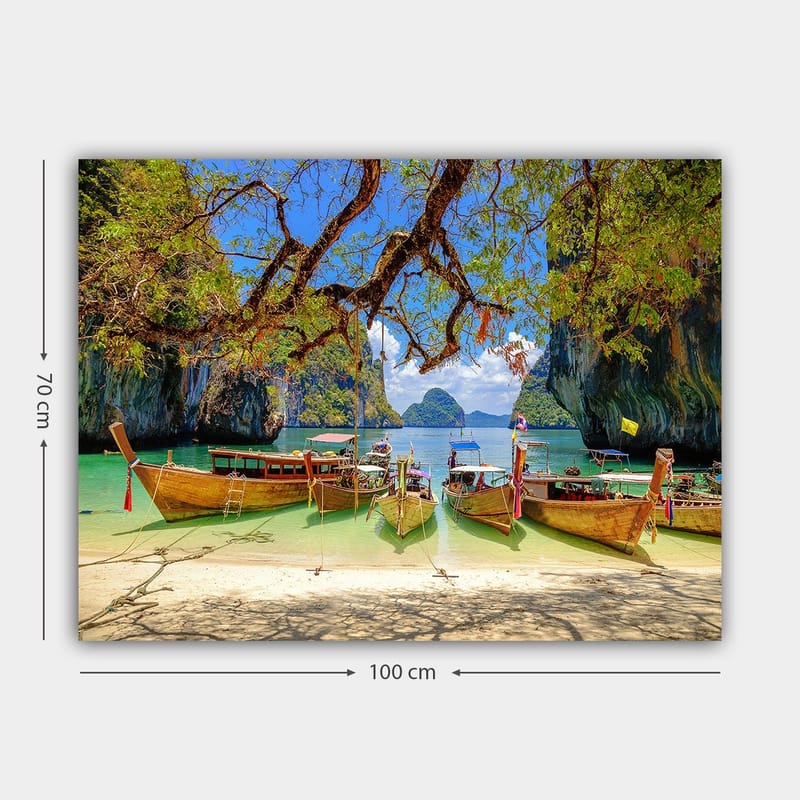 Lærred 70x100 cm - Smuk strandscene med traditionelle thailandske både ved en klar, turkis lagune omgivet af majestætiske klipper og frodige træer - Turkis / Grøn / Blå - Boligtilbehør - Billeder & kunst - Billeder på lærred