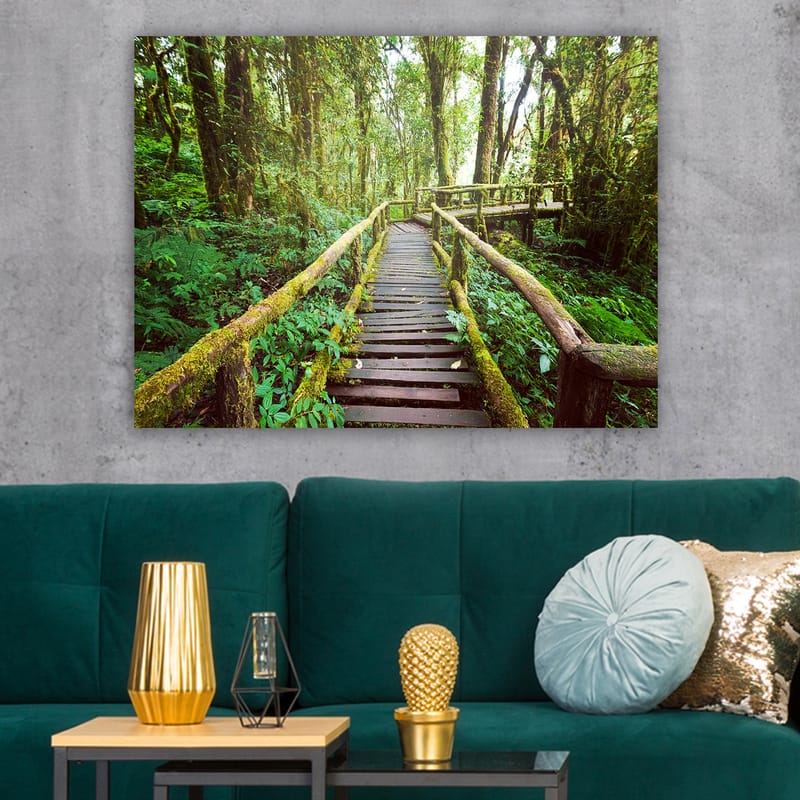 Lærred 70x100 cm - Smuk træbro der snor sig gennem en frodig regnskov - Grøn / Brun / Gulgrøn - Boligtilbehør - Billeder & kunst - Billeder på lærred