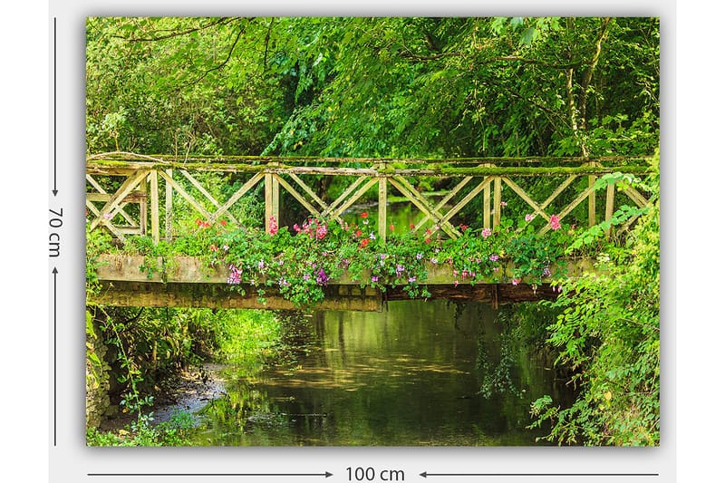 Lærred 70x100 cm - Smuk træbro omgivet af grønne områder og blomster ved en rolig vandoverflade - Grøn / Lyserød / Brun - Boligtilbehør - Billeder & kunst - Billeder på lærred