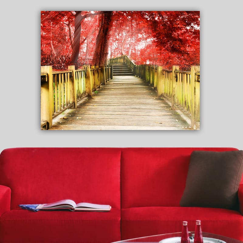Lærred 70x100 cm - Smuk træbro omgivet af lyserøde træer i efterårsfarver - Rød / Gulgrøn - Boligtilbehør - Billeder & kunst - Billeder på lærred