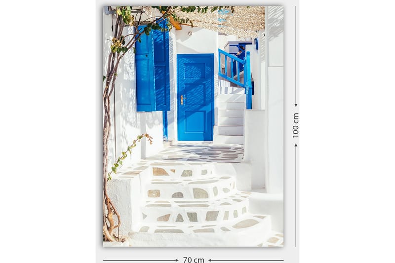 Lærred 70x100 cm - Smuk trappe med blå døre og vinduer i en hvid bygning, omgivet af grønne områder - Blå / Hvid - Boligtilbehør - Billeder & kunst - Billeder på lærred
