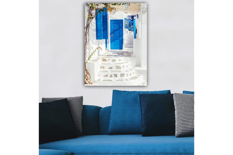 Lærred 70x100 cm - Smuk trappe med blå døre og vinduer i en hvid bygning, omgivet af grønne områder - Blå / Hvid - Boligtilbehør - Billeder & kunst - Billeder på lærred