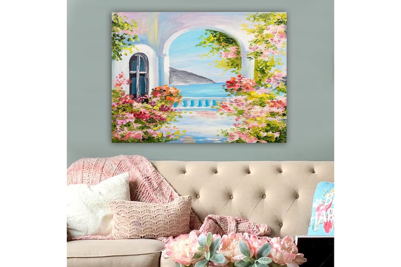 Lærred 70x100 cm - Smuk udsigt gennem en bue med blomster i forgrunden og havet i baggrunden - Lyserød / Blå / Grøn - Boligtilbehør - Billeder & kunst - Billeder på lærred