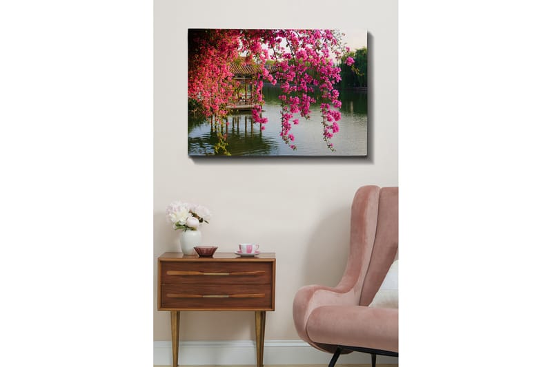 Lærred 70x100 cm - Smuk udsigt over blomstrende bougainvillea, der hænger over en rolig sø og en traditionel pavillon i baggrunden - Lyserød / Grøn / Blågrå - Boligtilbehør - Billeder & kunst - Billeder på lærred