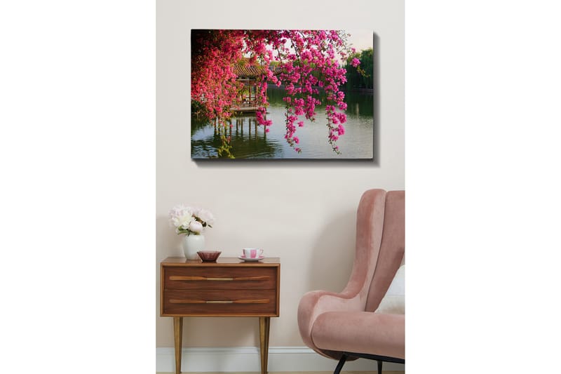 Lærred 70x100 cm - Smuk udsigt over blomstrende bougainvillea, der hænger over en rolig sø og en traditionel pavillon i baggrunden - Lyserød / Grøn / Blågrå - Boligtilbehør - Billeder & kunst - Billeder på lærred