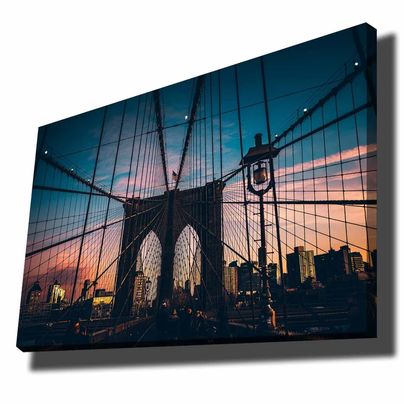 Lærred 70x100 cm - Smuk udsigt over Brooklyn Bridge med en dramatisk himmel i skumringen, Mørkeblå / Pink / Grå