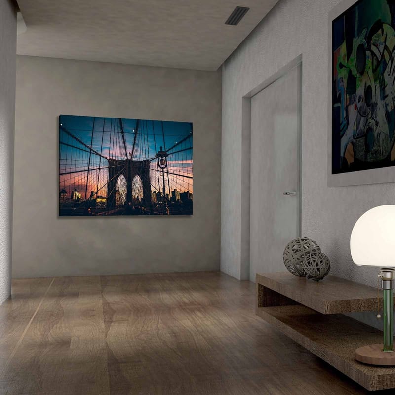 Lærred 70x100 cm - Smuk udsigt over Brooklyn Bridge med en dramatisk himmel i skumringen - Mørkeblå / Pink / Grå - Boligtilbehør - Billeder & kunst - Billeder på lærred