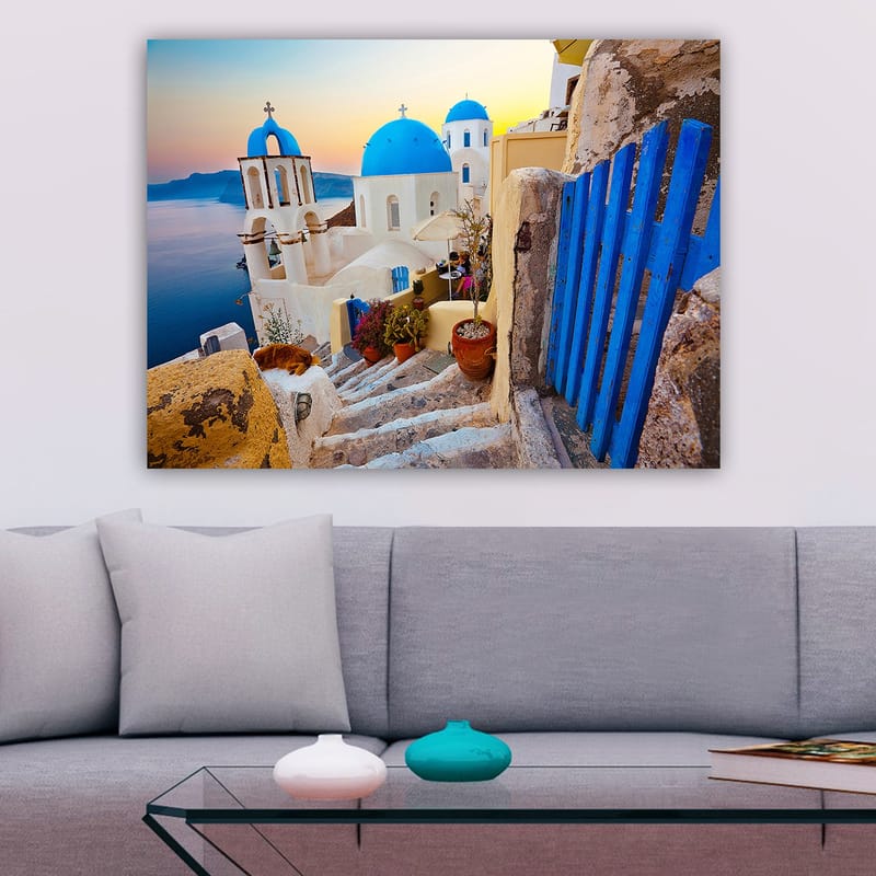 Lærred 70x100 cm - Smuk udsigt over de hvide bygninger med blå kupler i en græsk landsby ved havet - Blå / Hvid / Beige - Boligtilbehør - Billeder & kunst - Billeder på lærred