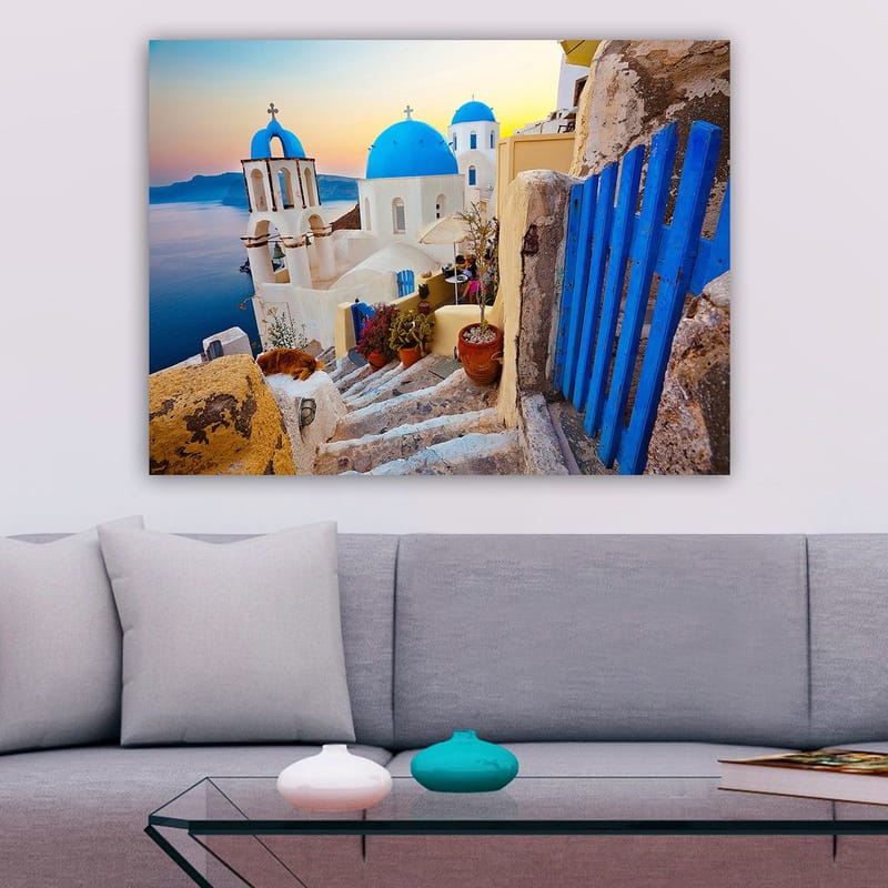 Lærred 70x100 cm - Smuk udsigt over de hvide bygninger med blå kupler i en græsk landsby ved havet - Blå / Hvid / Beige - Boligtilbehør - Billeder & kunst - Billeder på lærred