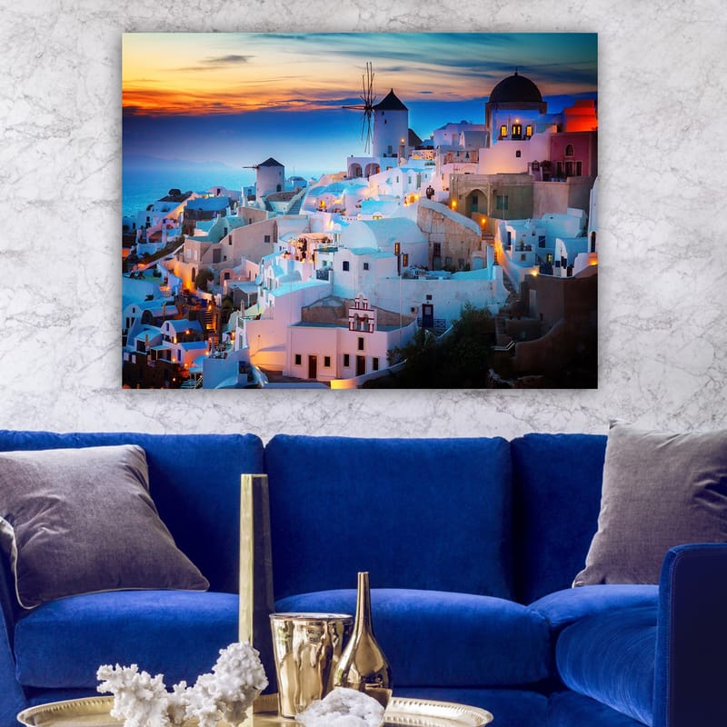 Lærred 70x100 cm - Smuk udsigt over de hvide huse i en græsk landsby ved solnedgang - Hvid / Blå / Orange - Boligtilbehør - Billeder & kunst - Billeder på lærred