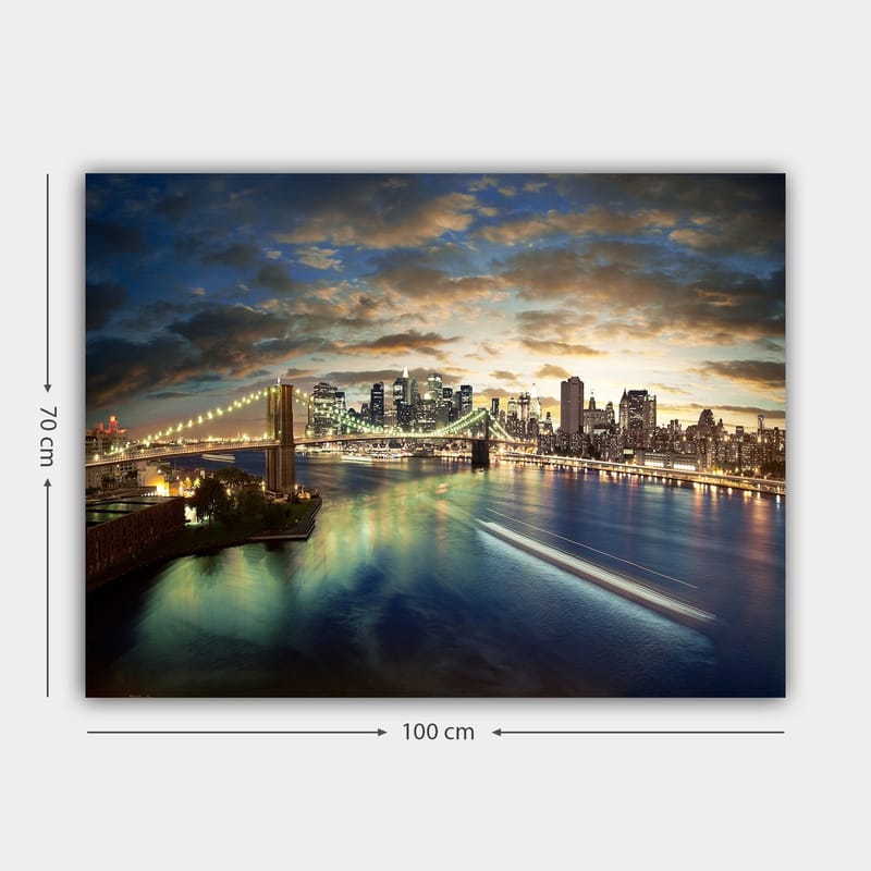 Lærred 70x100 cm - Smuk udsigt over en by med en bro, der spænder over en glitrende flod i skumringen - Blå / Grøn / Orange - Boligtilbehør - Billeder & kunst - Billeder på lærred