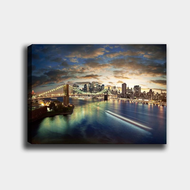 Lærred 70x100 cm - Smuk udsigt over en by med en bro, der spænder over en glitrende flod i skumringen, Blå / Grøn / Orange